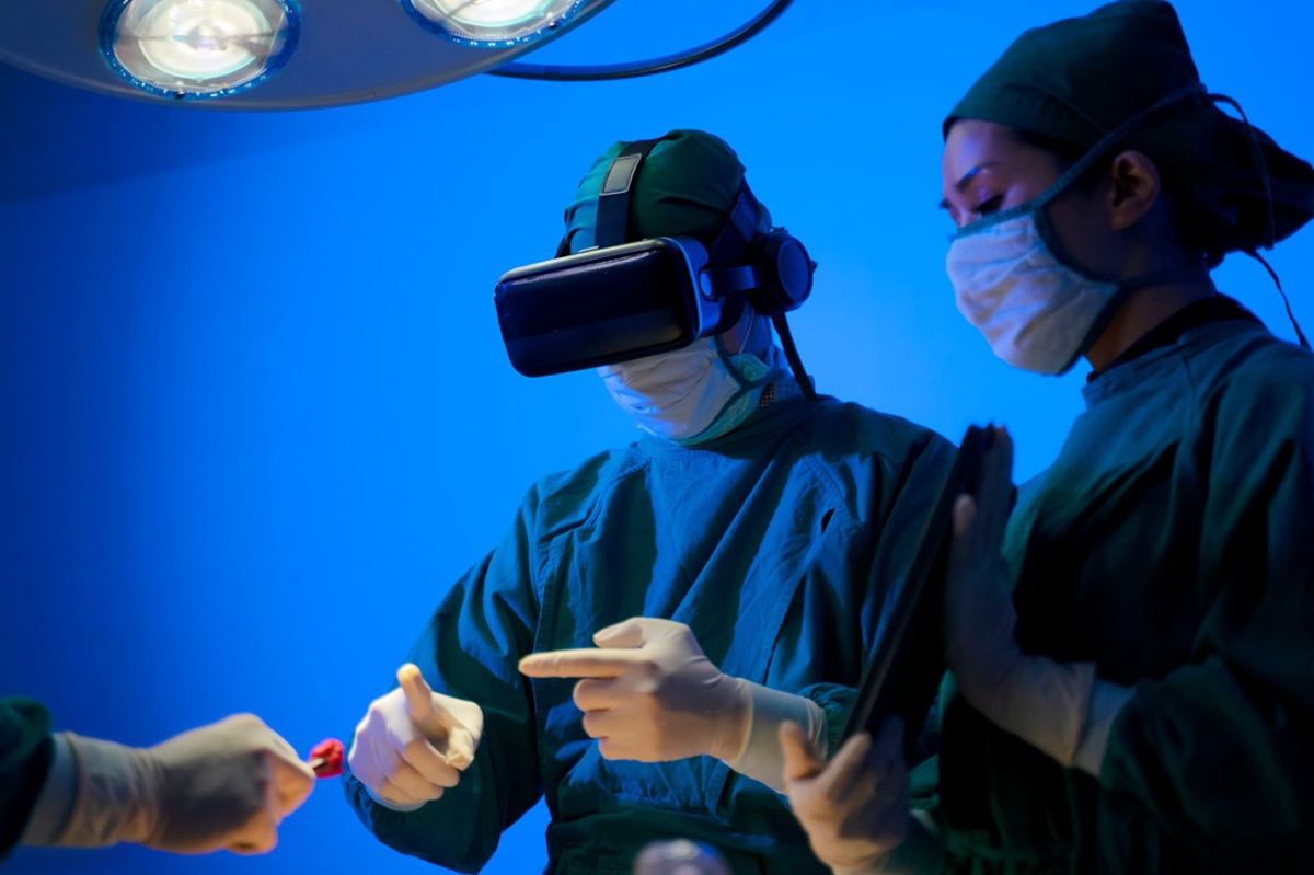 medical-students-doing-vr-surgery-training