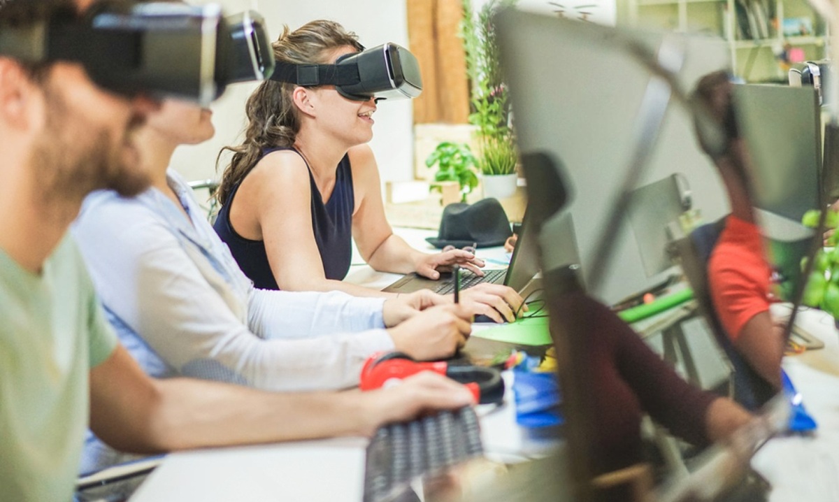 students-using-virtual-reality-in-university